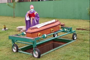 Corpo de Padre Ronaldo Brito é enterrado nesta segunda