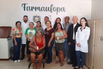 Fitoterápicos: Arcebispo participa da entrega dos primeiros frascos produzidos pela FarmaUfopa
