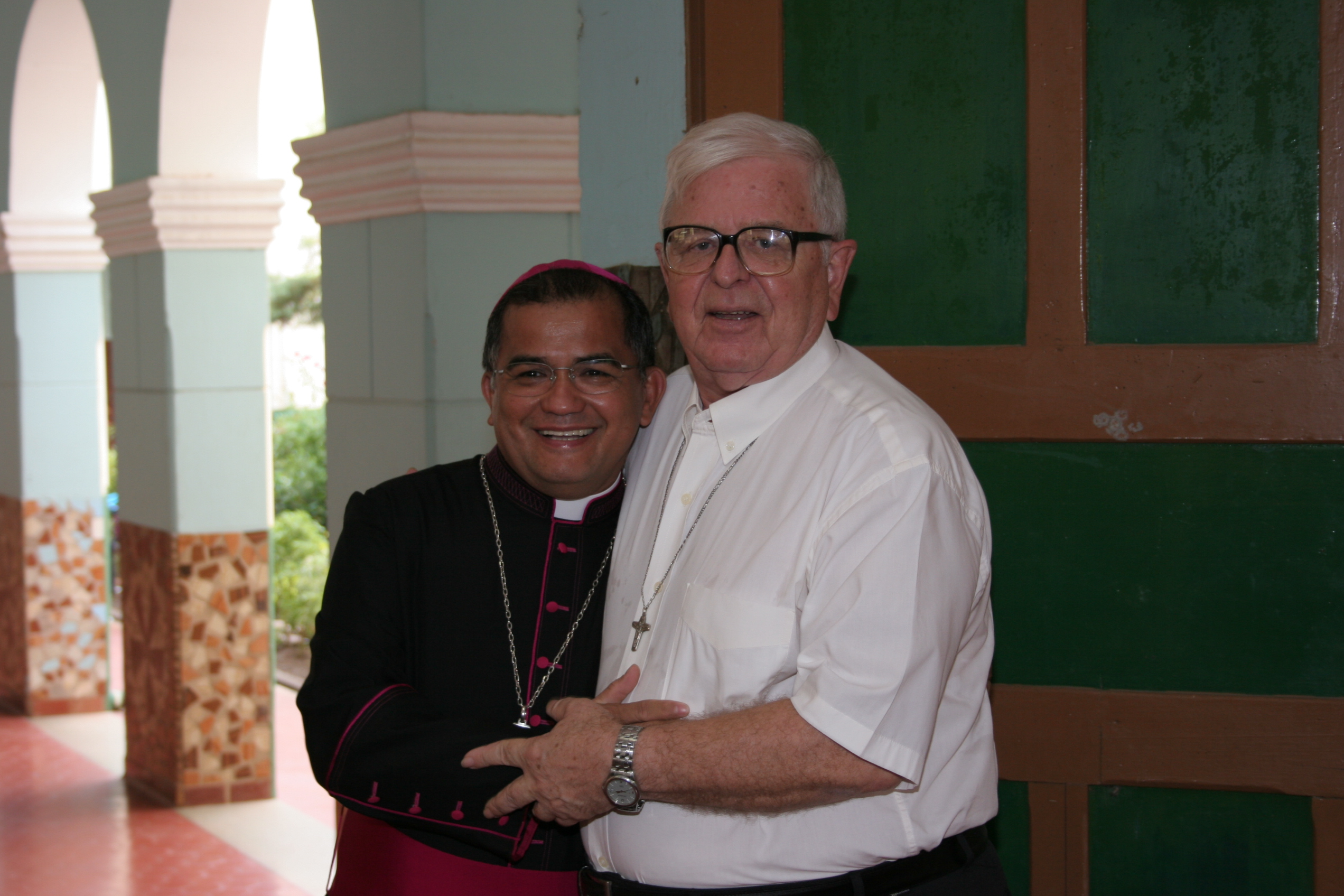 Dom Gilberto com Dom Lino no dia do anúncio de sua nomeação como bispo de Imperatriz