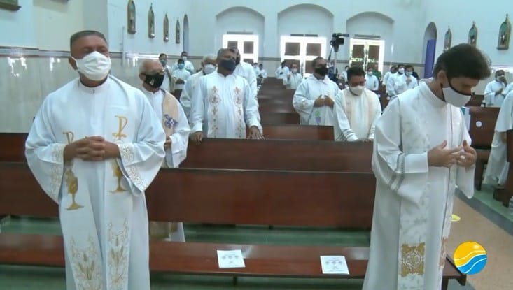 Padres renovam as promessas sacerdotais na Missa dos Santos Óleos de 2021.